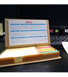 Set memo con calendari su scrivania ufficio