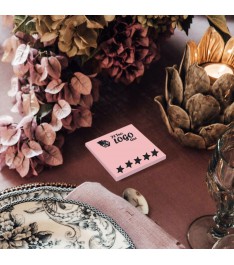 Esempio post it rosa pastello personalizzato su tavolo: stampa il tuo Logo