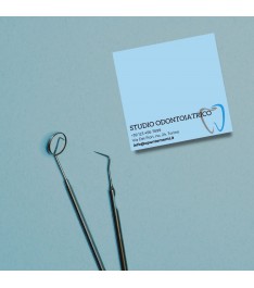 Esempio memo adesivi azzurri su tavolo, personalizzati per studi medici