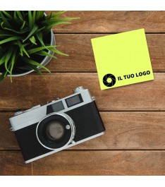 Esempio post it Giallo Fluo personalizzato con il tuo Logo su scrivania