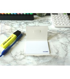 Post it 90x60 mm con copertina e linguetta ad incastro su scrivania
