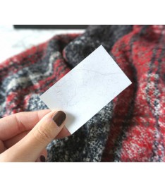 Foglio adesivo con pelucchi rimossi dalla sciarpa