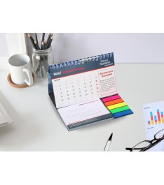 Calendario da tavolo 24x15 cm con copertina morbida a spirale, post-it e segnapagina aperto su scrivania