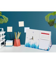 Calendario da tavolo 21x15 cm con orologio a pila, fogli da 75x60mm e post-it aperto su scrivania