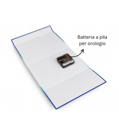 Batteria a pila dell'orologio posizionata nella copertina interna del calendario da tavolo