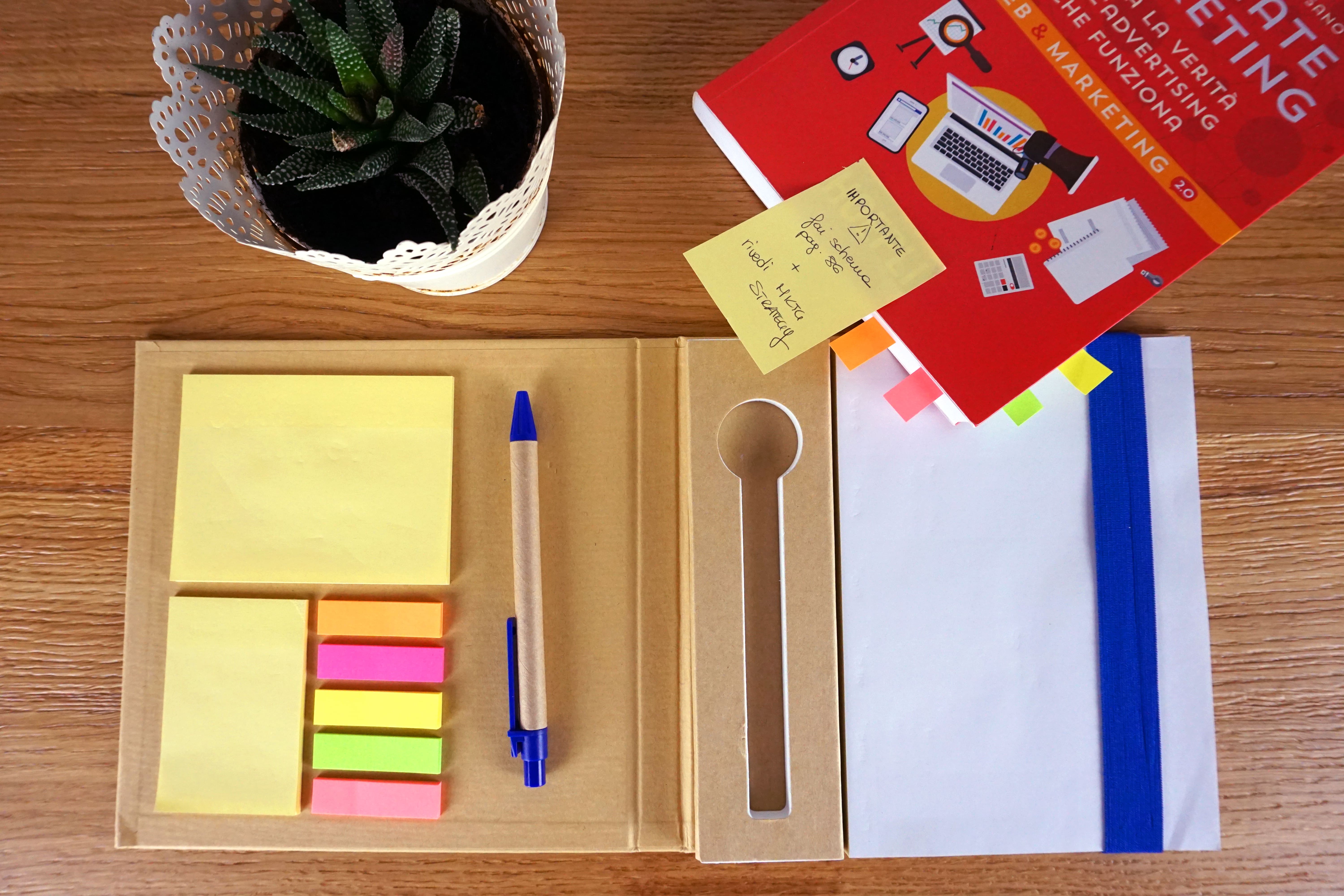 Set scrivania con post-it, block notes, segnapagina e penna