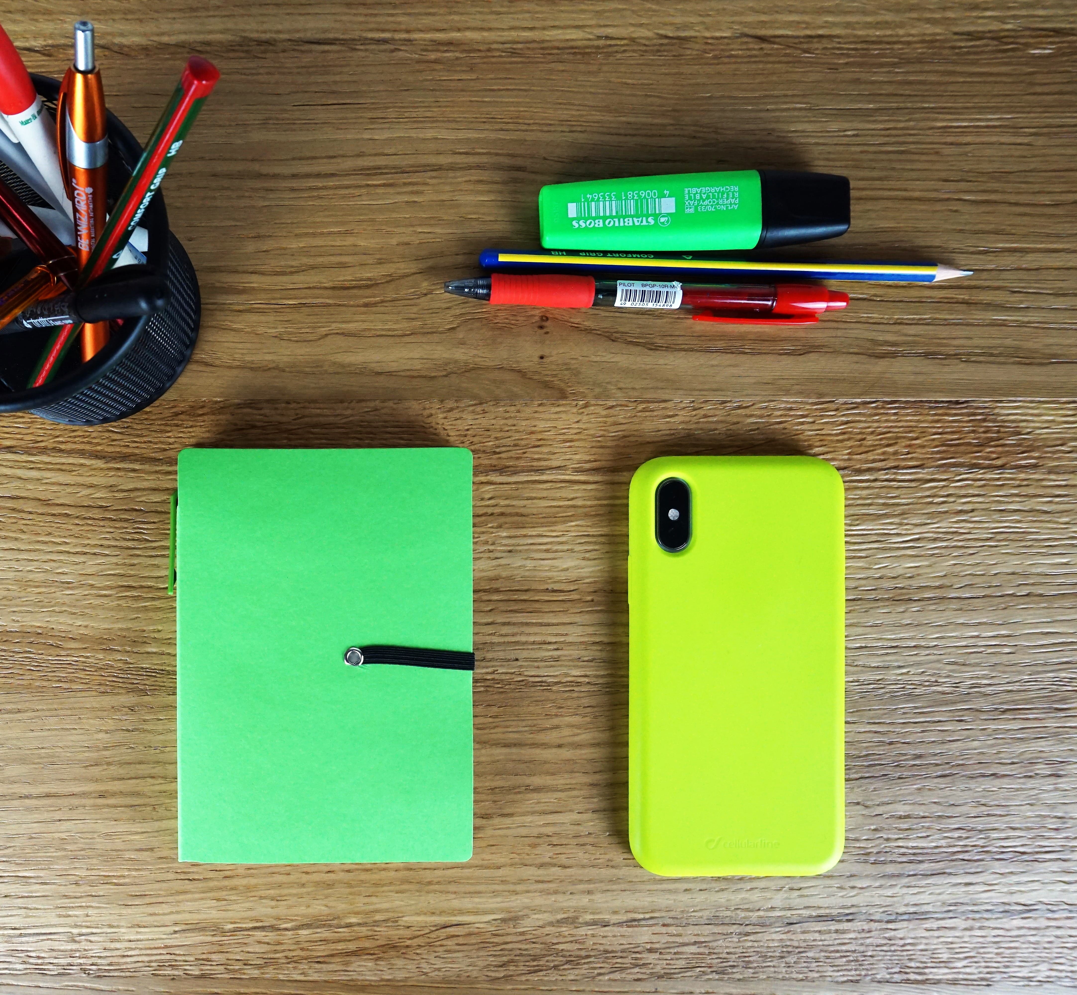 taccuino memo carnet e smartphon verde