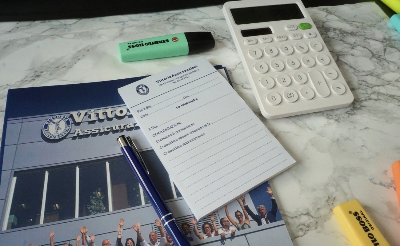 Esempio grafica post it grande 15x10cm per Vittoria Assicurazione con sezioni da compilare nome, ora e data appuntamento