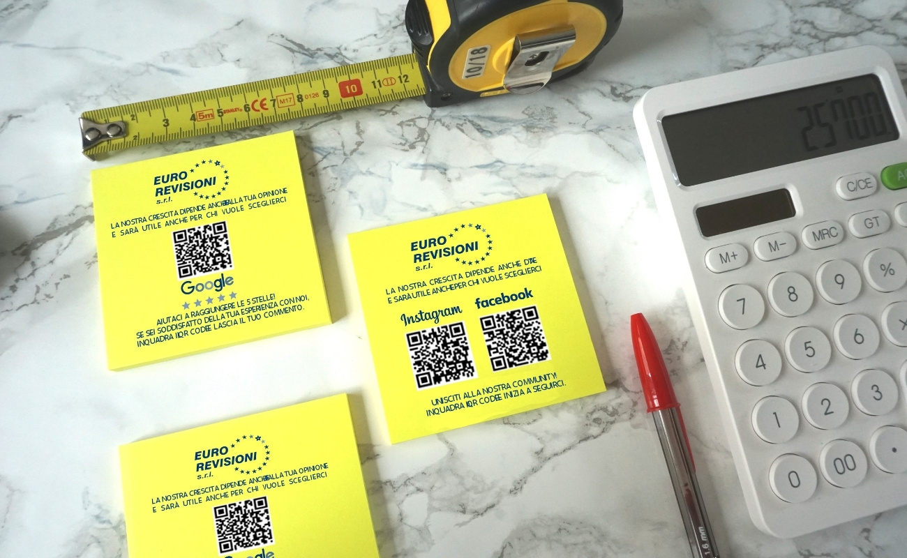 Esempio di Grafica Post it con richiesta Recensione centro revisioni