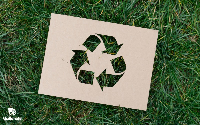 Post-it in carta riciclabile con intagliato il simbolo riciclaggio e sostenibilità
