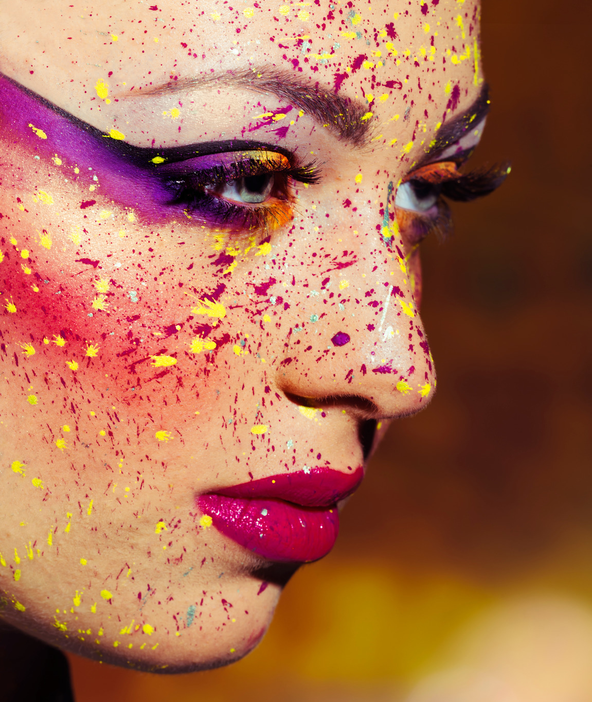 Esempio di make-up con Ombretto in colore Viva Magenta sfumato e abbinato ad altri colori caldo