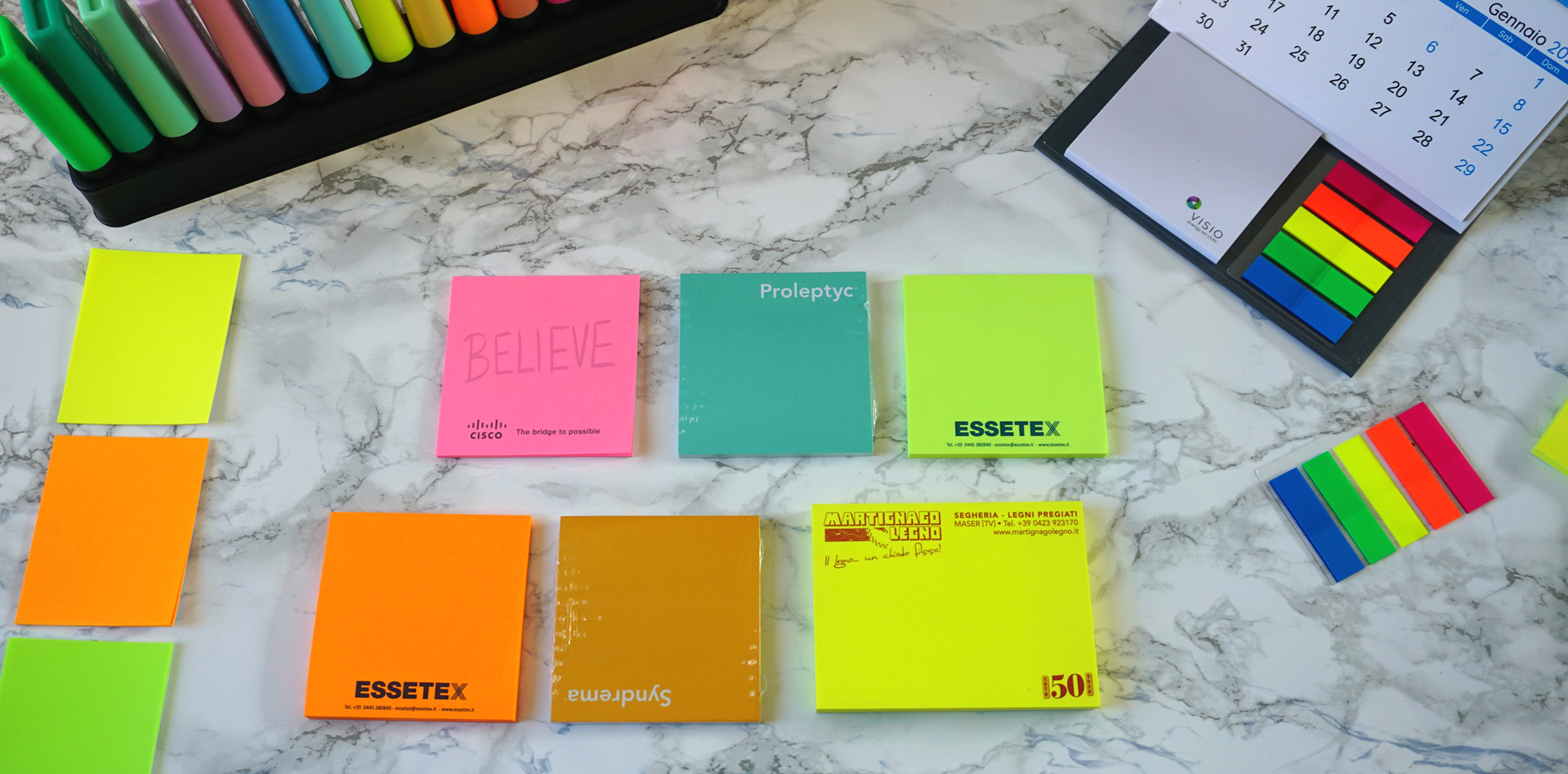 Esempio di Post-it personalizzati in colori Fluo vivavi per far risaltare il logo aziendale