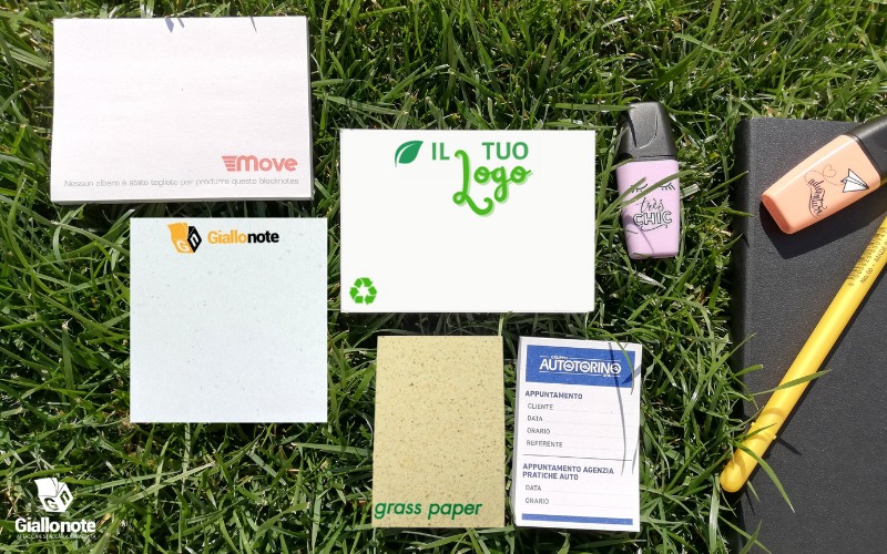 Vari tipi di Post-it ecologici su erba
