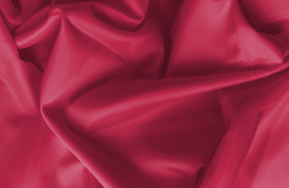 Tessuto liscio tipo lino in colore Viva Magenta, utilizzato nelle sfilate di moda
