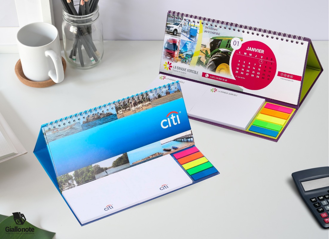 calendario da tavolo con spirale, 2 post-it, segnapagina personalizzato su scrivania