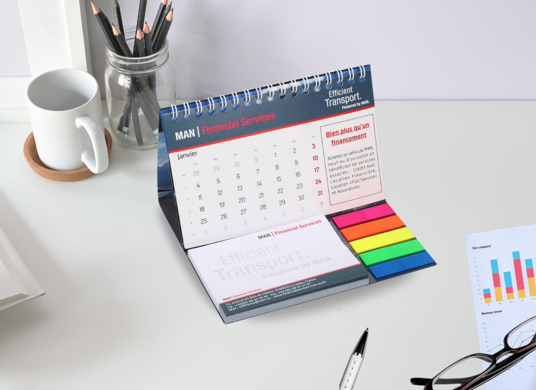 calendario da tavolo 24x15 cm con post-it e segnapagina su scrivania da lavoro