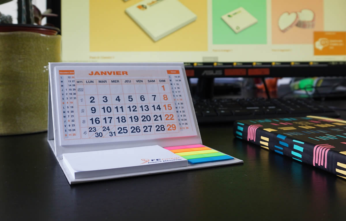 Set combinato calendario da tavolo 3 in 1 con post-it e segnapagina