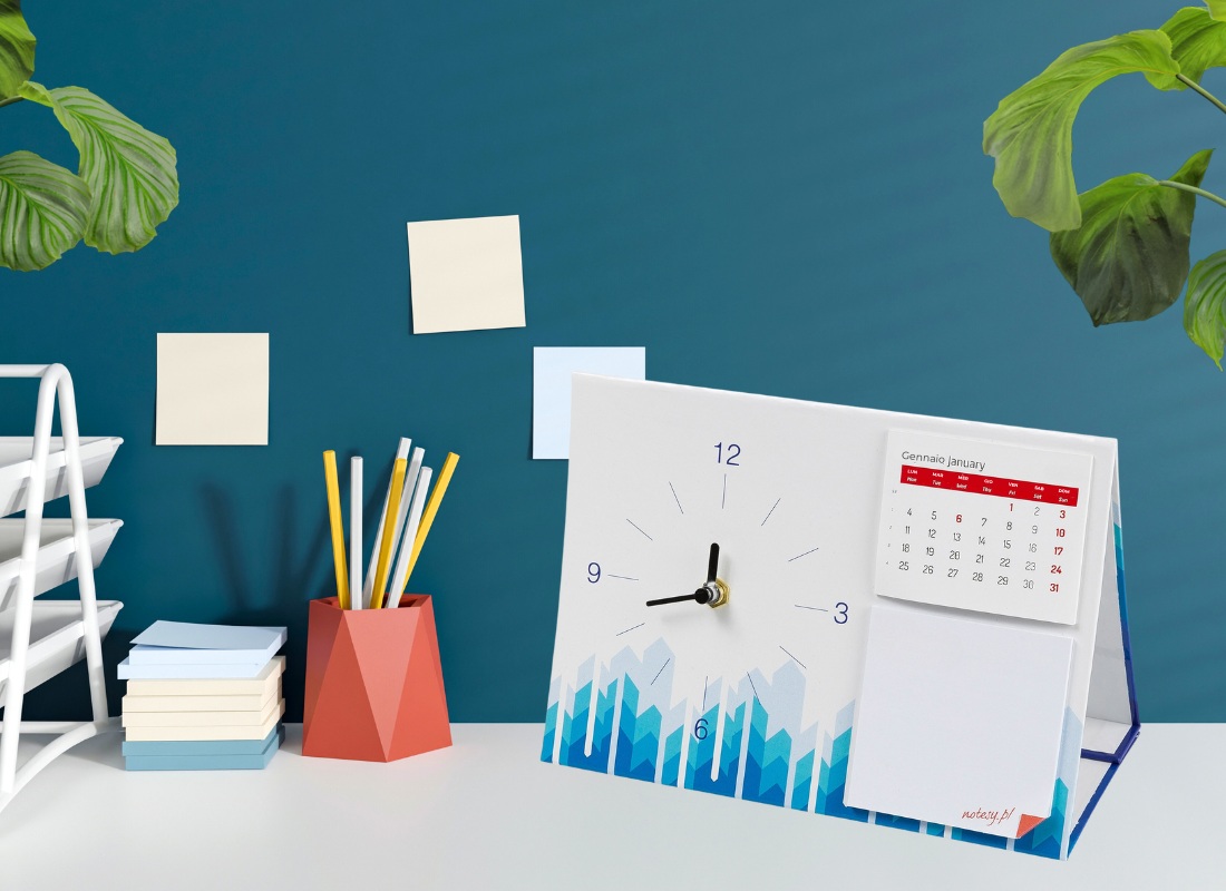 set calendario da tavolo con orologio e post-it su scrivania ufficio