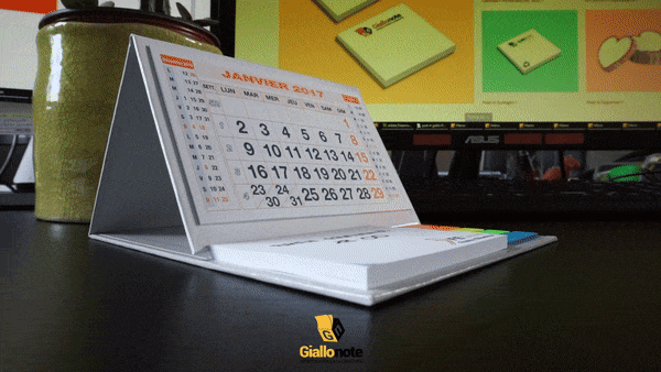 Esempio della carta dei post-it del calendario rigido da tavolo