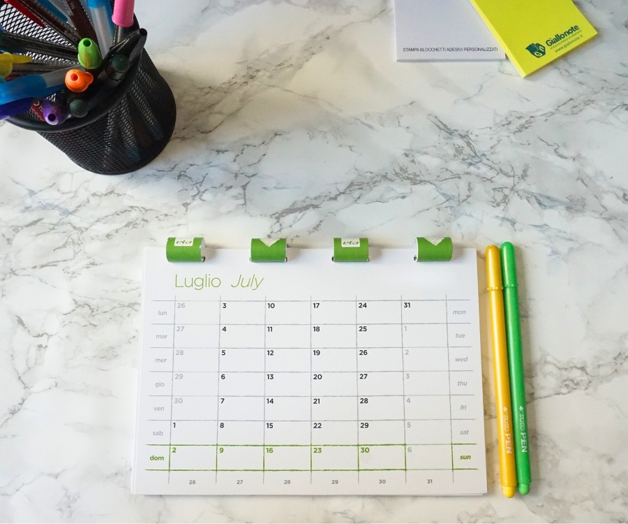 Pagina mensile del calendario da tavolo con spirale in carta personalizzato