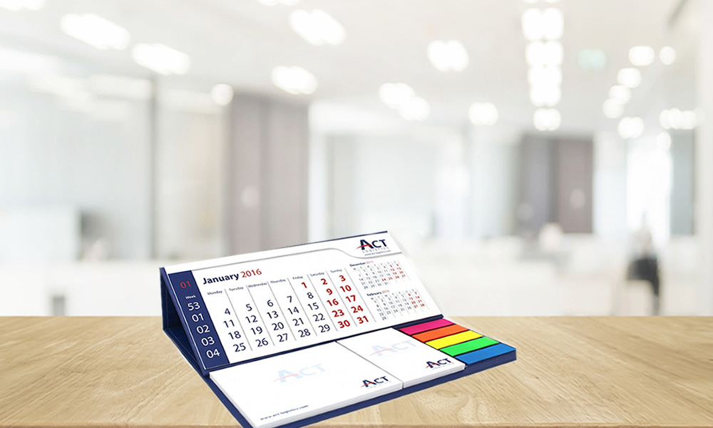 calendario con copertina rigida su tavolo