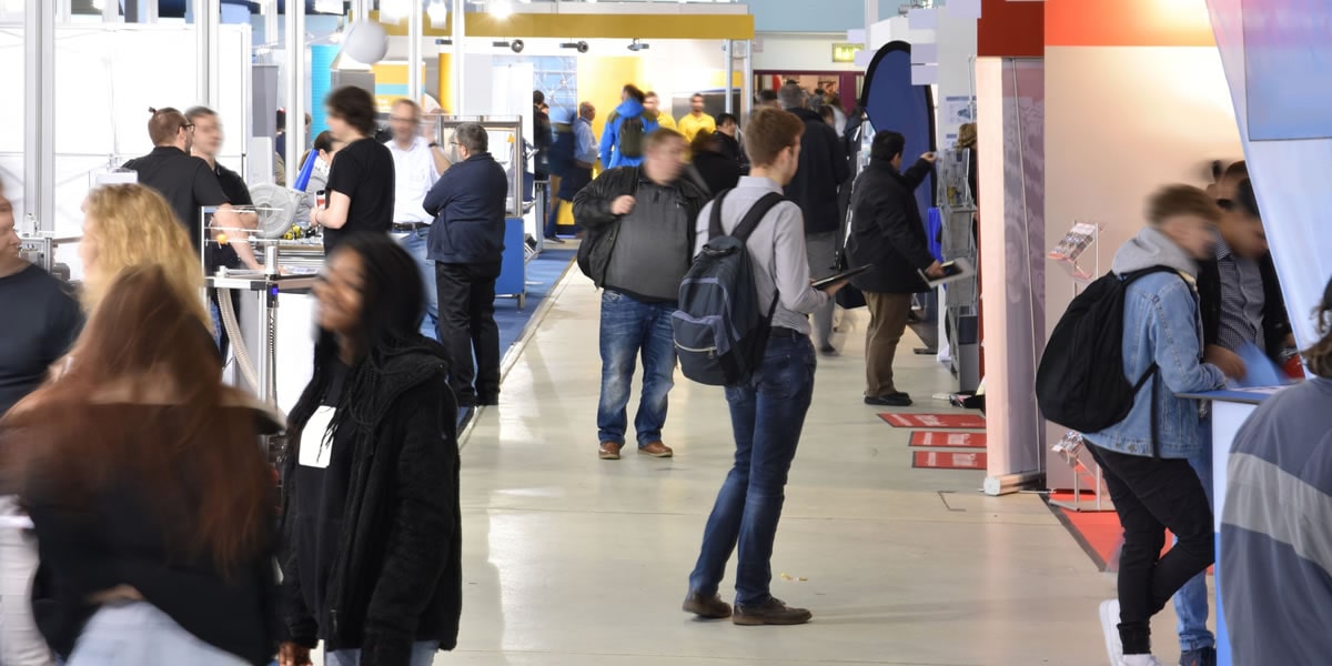 Fiera di settore con stand ed espositori