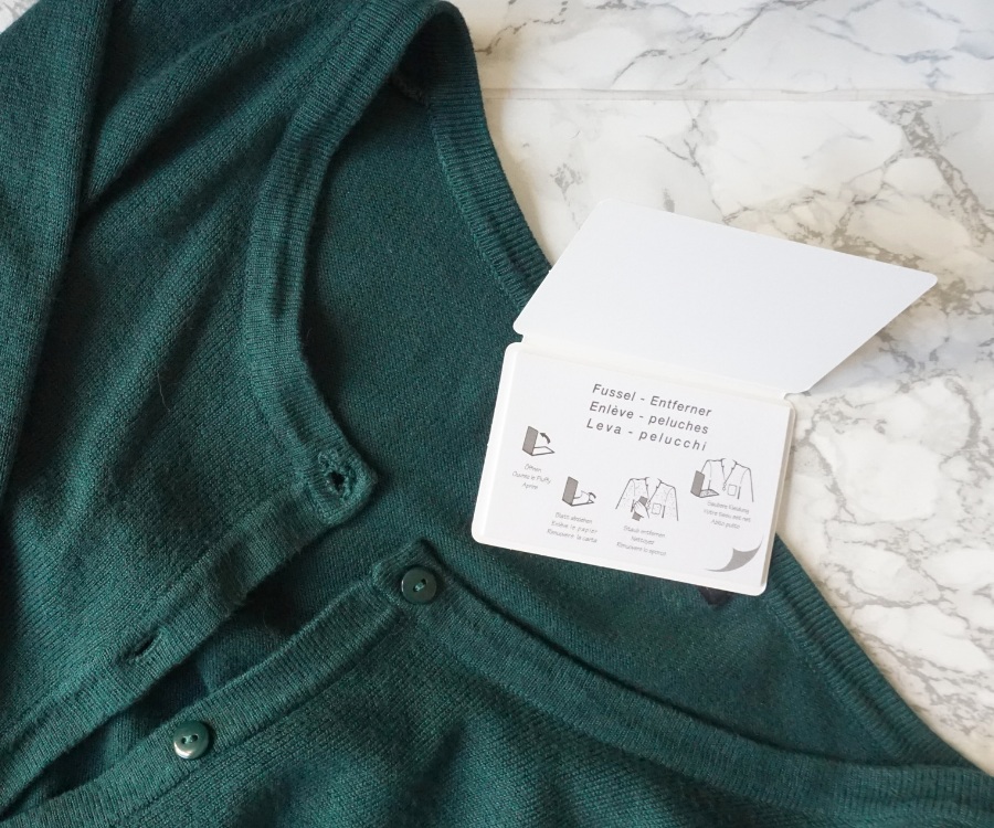 Levapelucchi da utilizzare su un maglioncino verde