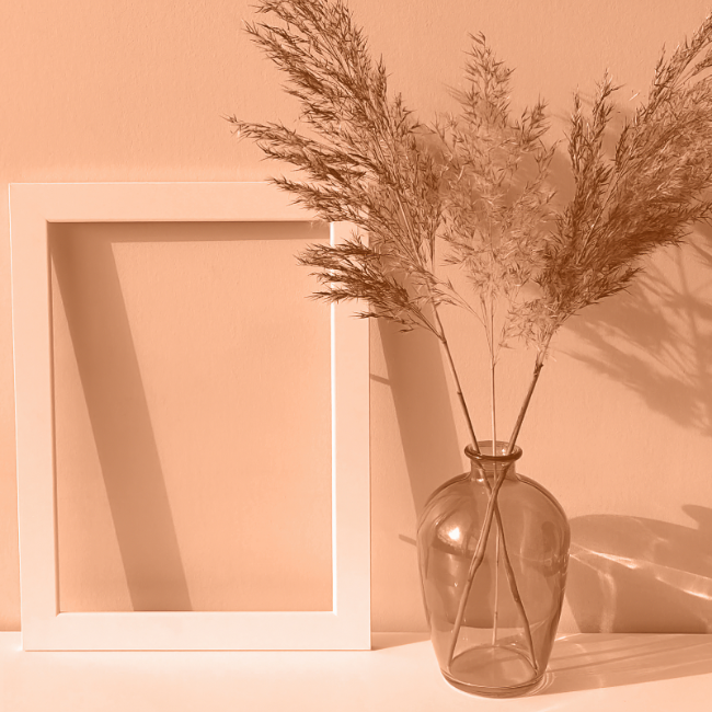 cornice e vaso di vetro per decorazione casa tonalità Pantone Peach Fuzz