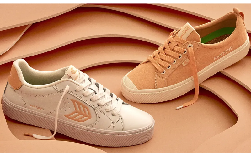 settore moda con scarpe Cariuma tonalità peach fuzz