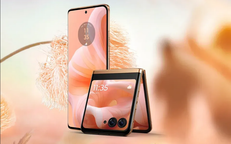 settore tecnologia con dispositivi Motorola tonalità peach fuzz