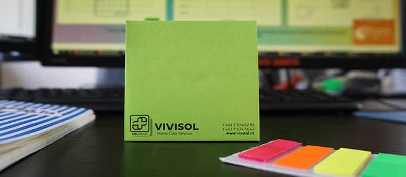 Esempio utilizzo post it verde fluo su scrivania