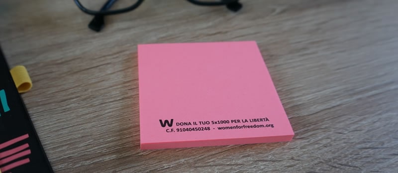 Dettaglio memo adesivi rosa fluo su scrivania