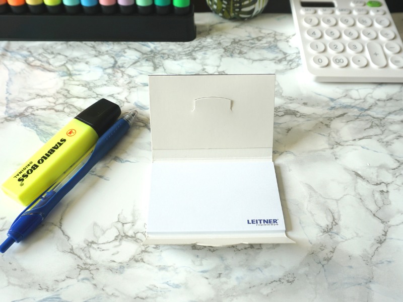 Post it con copertina e linguetta ad incastro su scrivania