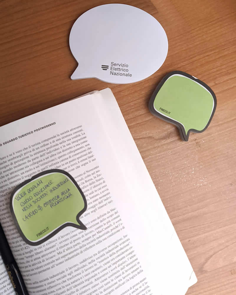 post it a forma di fumetto su libro