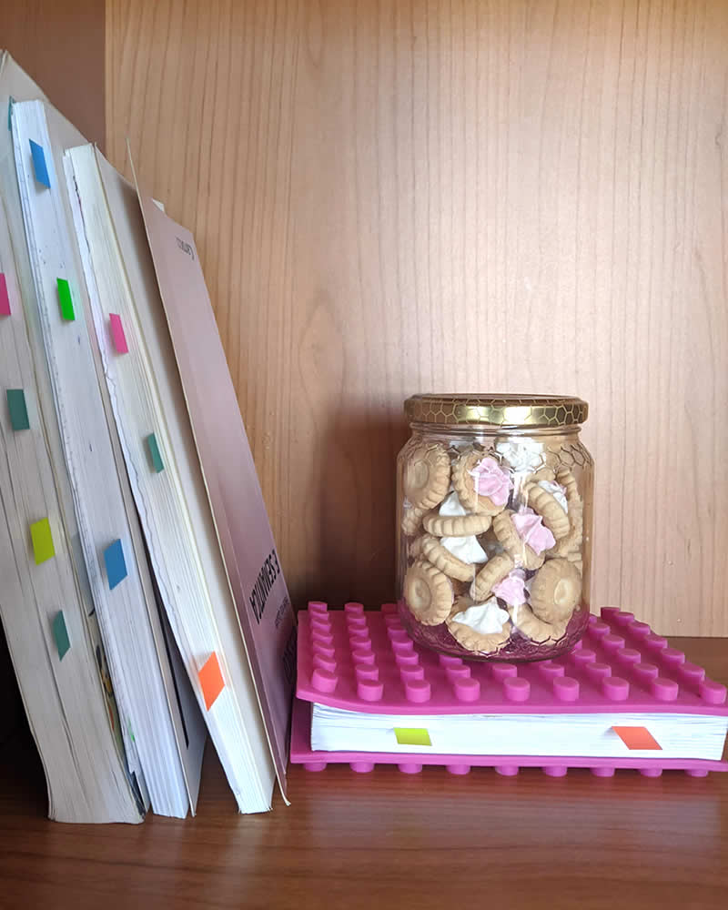 post it segnapagina tra pagine di libro